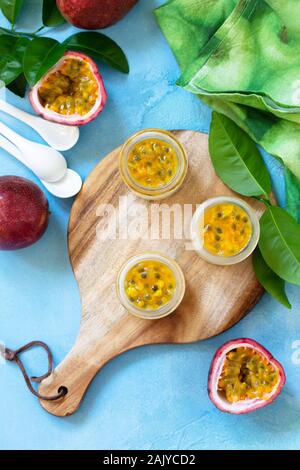 Maracuja Panna cotta mit Maracuja Gelee, italienische Dessert, hausgemachte Küche. Ansicht von oben auf eine Ebene legen Hintergrund. Stockfoto