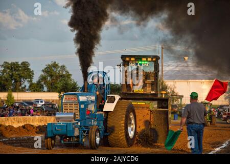 Lkw und Traktor ziehen Maßnahmen auf der 65. jährlichen Clarke County Fair. (Foto von Douglas Graham) Stockfoto