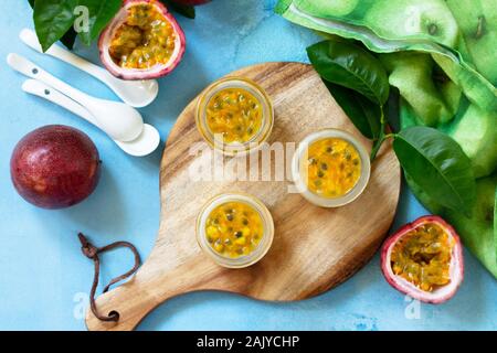 Maracuja Panna cotta mit Maracuja Gelee, italienische Dessert, hausgemachte Küche. Ansicht von oben auf eine Ebene legen Hintergrund. Stockfoto