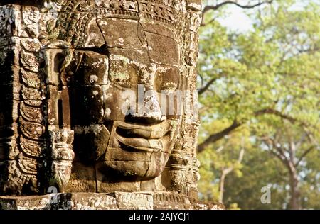 Bayon, faszinierende Gesichter nach unten schauen. Stockfoto