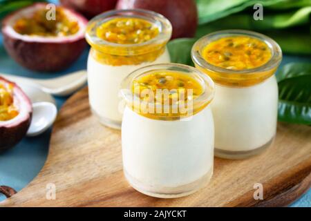 Maracuja Panna cotta mit Maracuja Gelee, italienische Dessert close-up, hausgemachte Küche. Stockfoto