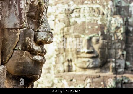 Bayon, faszinierende Gesichter nach unten schauen. Stockfoto