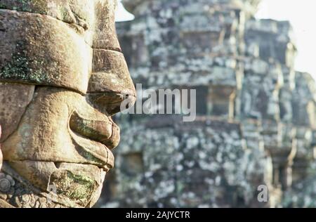 Bayon, faszinierende Gesichter nach unten schauen. Stockfoto