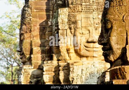Bayon, faszinierende Gesichter nach unten schauen. Stockfoto