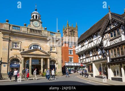 Nachschlagen von Broad Street, der Buttercross und St. Laurence Church, Ludlow, Shropshire. Stockfoto