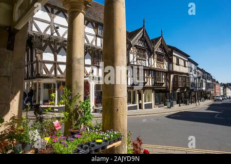 Die Broad Street in Ludlow, aus dem Buttercross, Shropshire gesehen. Stockfoto