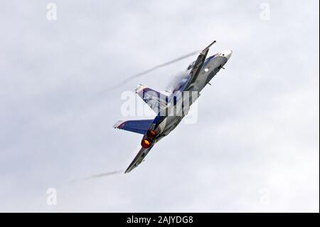 Eine Kanadische Streitkräfte McDonnell Douglas CF-18 Hornet Demo team Jet als es die Befugnisse nach oben und weg von den Zuschauern bei Airshow, London in London, Ontario. Stockfoto