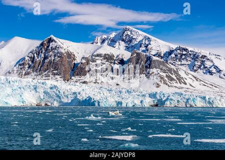 Blauer Himmel, blaue Gletscher und schneebedeckte Berge in der Eisschollen und Fjorde von Spitzbergen, ein Norwegisches Archipel zwischen dem norwegischen Festland und dem Nordpol Stockfoto