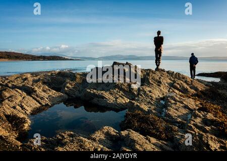 Eine weniger fotografiert und weniger zugängliche Skulptur des britischen Bildhauers, Sir Antony Gormley, auf der barnacled Felsen und Pools von Saddell Bucht Stockfoto