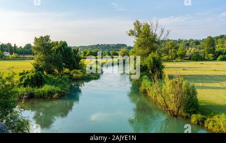 Idyllische Landschaft entlang des Flusses Mincio bei Valeggio. Provinz Verona, Venetien, Italien Stockfoto