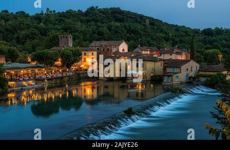 Das schöne Dorf Borghetto am Abend, in der Nähe von Valeggio sul Mincio. Provinz Verona, Venetien, Italien Stockfoto