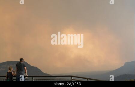 (200106) - Brisbane, Januar 6, 2020 (Xinhua) - Foto aufgenommen am Dez. 21, 2019 zeigt Rauch - Blue Mountain in New South Wales, Australien. Die australische Regierung hat den nationalen Bushfire Recovery Agentur, die mit einer ersten zwei Milliarden australischen Dollar (1,38 Milliarden US-Dollar) am Montag finanziert würde. (Xinhua / Bai Xuefei) Stockfoto