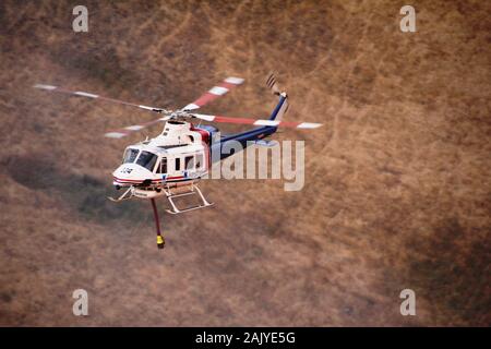 (200106) - Brisbane, Januar 6, 2020 (Xinhua) - Foto am Dez. 20, 2019 zeigt einen Hubschrauber Lexton Buschfeuer in Victoria, Australien tätig. Die australische Regierung hat den nationalen Bushfire Recovery Agentur, die mit einer ersten zwei Milliarden australischen Dollar (1,38 Milliarden US-Dollar) am Montag finanziert würde. (Wayne Riggs/CFA/Handout über Xinhua) Stockfoto