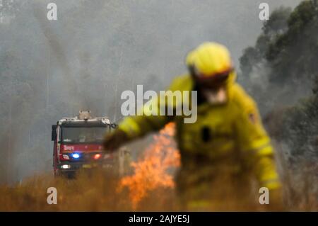 (200106) - Brisbane, Januar 6, 2020 (Xinhua) - Foto an November 11, 2019 zeigt die Buschfeuer in Taree in New South Wales, Australien. Die australische Regierung hat den nationalen Bushfire Recovery Agentur, die mit einer ersten zwei Milliarden australischen Dollar (1,38 Milliarden US-Dollar) am Montag finanziert würde. (Xinhua / Bai Xuefei) Stockfoto