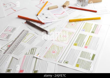 Design und Erstellung von Websites. Der Designer zeichnet Anwendungsskizzen. Stockfoto