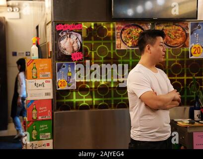 Hongkong, China. 3 Jan, 2020. Chan ist in seinem Restaurant in Sham Shui Po Bezirk in Hong Kong, South China, Jan. 3, 2020 gesehen. Mit: 'Funktion: Die Stimme von Hong Kong Restaurant Inhaber gegen Gewalt" Credit: Li Gang/Xinhua/Alamy leben Nachrichten Stockfoto