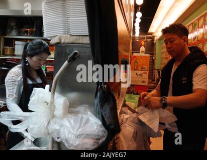 Hongkong, China. 3 Jan, 2020. Chan und seine Frau Arbeit in ihrem Restaurant in Sham Shui Po Bezirk in Hong Kong, South China, Jan. 3, 2020. Mit: 'Funktion: Die Stimme von Hong Kong Restaurant Inhaber gegen Gewalt" Credit: Li Gang/Xinhua/Alamy leben Nachrichten Stockfoto