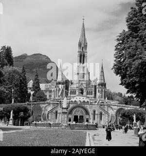 1950er Jahre, Blick aus dieser Epoche der Außenansicht der Rosenkrankenhalle, Lourdes, Frankreich, einer katholischen Kirche am "Heiligtum der Muttergottes von Lourdes" oder der Domäne, einem Bodenbereich rund um den katholischen Schrein (Grotte). Es ist ein Pilgerort für viele dieser christlichen Glaubensrichtungen. Stockfoto