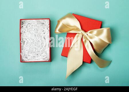 Eine geöffnete Geschenkbox mit Schleife, in der Sie leicht los. Trendige Farben. Frohe Weihnachten, Valentinstag, Geburtstag und andere Feiertage Konzept. Stockfoto