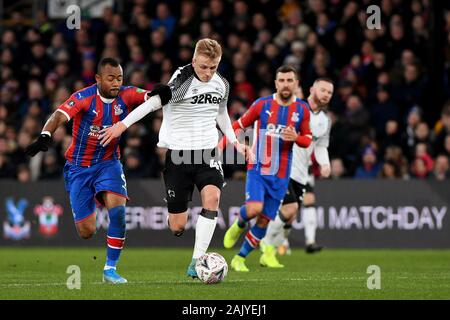 Jordan Ayew von Crystal Palace und Louie Sibley von Derby County in Aktion - Crystal Palace v Derby County, der Emirates FA Cup in die dritte Runde, der Selhurst Park, London - 5. Januar 2020 Editorial nur verwenden - DataCo Einschränkungen Stockfoto