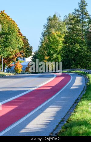 Farblich gekennzeichnete Radweg auf einer öffentlichen Straße Stockfoto