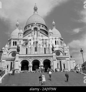 In den 1950er Jahren, Historical, Sacre-Coeur, Paris, Frankreich, eine kuppelkirche, die im Jahre 1919 eingeweiht wurde und eines der unkonischen Denkmäler der französischen Stadt, die auf einem Hügel in Montmartre liegt. Stockfoto