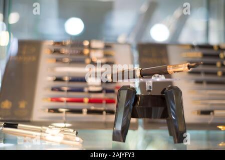 Saporischschja, Ukraine. Oktober 2019. Auf einem Segel im Store, einem Zähler mit Parker griffen. Verkauf der Stifte mit einer Goldenen Feder. Corporate Kugelschreiber Stockfoto