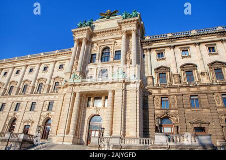 Fassade der Neuen Burg vom Heldenplatz in Wien Stockfoto