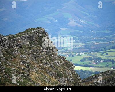 Felsen dominierenden Hügel Blick über den westlichen Pyrenäen aus der Zahnradbahn bis La Rhune Berg, Pyrenäen, Frankreich Stockfoto