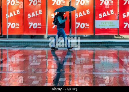 Der Umsatz im Januar auf uk High Street an regnerischen Tag - Stirling, Schottland, Großbritannien