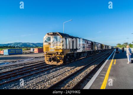 DL-Klasse diesel-elektrischen Lokomotive Nr. 9066 schleppen waren, Ōtaki Station, North Island, Neuseeland Stockfoto