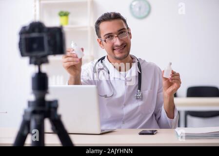 Die jungen männlichen Arzt Aufnehmen von Video für seinen Blog Stockfoto