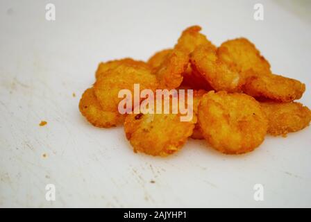 Ein Haufen von Hash Browns auf einem Gut verwendet Schneidebrett Stockfoto