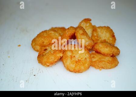 Ein Haufen von Hash Browns auf einem Gut verwendet Schneidebrett Stockfoto