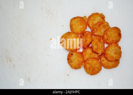 Ein Haufen von Hash Browns auf einem Gut verwendet Schneidebrett Stockfoto