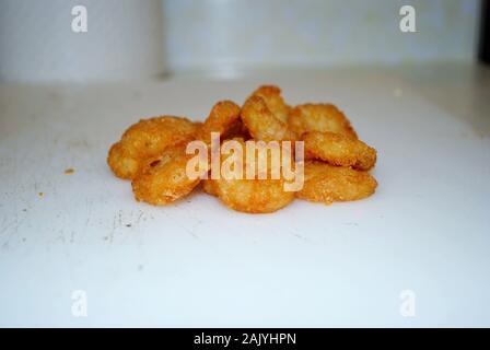 Ein Haufen von Hash Browns auf einem Gut verwendet Schneidebrett Stockfoto