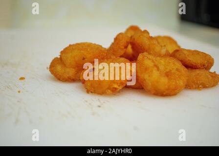 Ein Haufen von Hash Browns auf einem Gut verwendet Schneidebrett Stockfoto