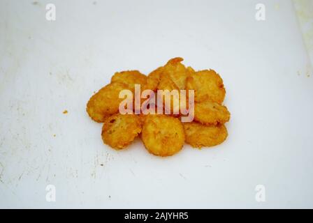 Ein Haufen von Hash Browns auf einem Gut verwendet Schneidebrett Stockfoto