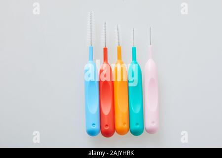 Bürsten für Hosenträger, Zahnbürsten für interdentalräume auf weißem Hintergrund. Close Up. Makro. Das Konzept des guten Mundhygiene. Verschiedene Größen von in Stockfoto