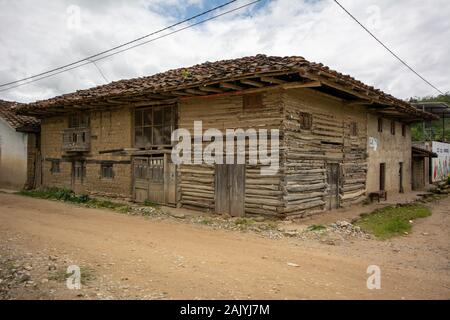 Typisches Haus aus Holzrahmen und Schlammbau in den östlichen Anden in der Region Amazonas im Norden Perus Stockfoto