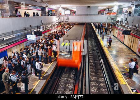 U-Bahn von Chapultepec, Mexico City, 16. Oktober 2019 - Rush Hour in Chapultepec Metro Station. Gruppe der gedrängten Menschen wartet für die Metro in Mexiko-Stadt Stockfoto