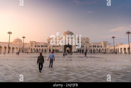 Abu Dhabi, Vereinigte Arabische Emirate: Der Hauptplatz von Qasr Al Watan (Palast der Nation), Presidential Palace in Abu Dhabi, Draußen, außen Stockfoto