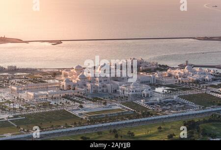 Abu Dhabi: Sonnenuntergang Luftaufnahme von Qasr Al Watan (Palast der Nation), Presidential Palace in Abu Dhabi, Outdoor, von Etihad Towers gesehen Stockfoto