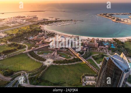 Abu Dhabi, Vereinigte Arabische Emirate: Schöne Luftaufnahme von der Aussichtsplattform bei 300, Etihad Towers Emirates Palace und Al Marina Village Stockfoto