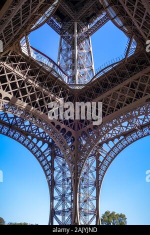Eiffelturm Detail Ansicht von unten, Paris, Frankreich Stockfoto