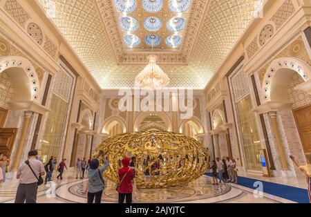 Abu Dhabi, Vereinigte Arabische Emirate: Die prächtige Inneneinrichtung der Präsidentenpalast (Qasr Al Watan), der Palast der Nation, Arabische golden Kunst installation Stockfoto