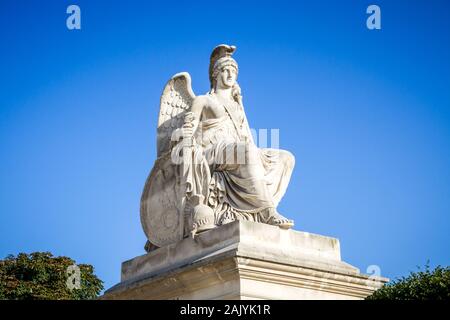 Siegreiches Frankreich Statue in der Nähe des Triumphbogen des Carrousel in Paris Stockfoto