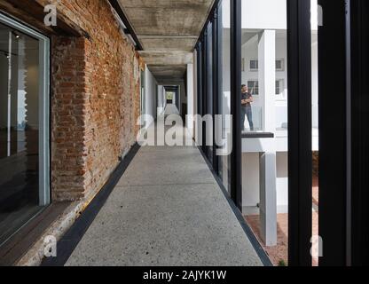 Flur mit alten freiliegendes Mauerwerk. Desmond & Leah Tutu Legacy Foundation, Kapstadt, Südafrika. Architekt: Makeka Design Lab, 2019. Stockfoto