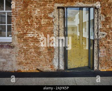 Detail des Alten freiliegendes Mauerwerk. Desmond & Leah Tutu Legacy Foundation, Kapstadt, Südafrika. Architekt: Makeka Design Lab, 2019. Stockfoto