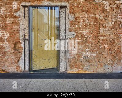 Detail des Alten freiliegendes Mauerwerk. Desmond & Leah Tutu Legacy Foundation, Kapstadt, Südafrika. Architekt: Makeka Design Lab, 2019. Stockfoto